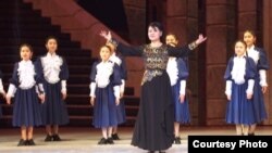 Гүлмира Эсенгулова жана "Ак шоола" тобу.