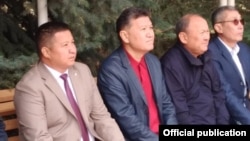 Кирсан Илюмжинов (ортодо кызыл көйнөкчөн) Таластагы сапары учурунда. 