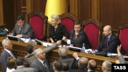 Накануне рабочая группа так и не смогла подготовить
все необходимые документы для голосования депутатов Верховной Рады