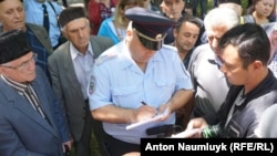 Поліція перевіряє документи в учасників жалобної акції до роковин депортації кримськотатарського народу, 18 травня 2017 року