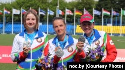 Карына Казлоўская (зьлева) ў зборнай Беларусі, архіўнае фота