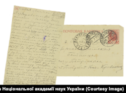 Остання листівка Лесі Українки. Будучи при смерті, письменниця у вітальному повідомлені сестрі з нагоди дня її народження змогла написати лише два слова: «Цілую. Леся». Основний текст написаний її наймолодшою сестрою та матір'ю, які приїхали до Грузію та перевезли Лесю до Сурамі. Через вісім днів після відправлення листівки письменниця померла. Документ із фондів Інституту літератури імені Тараса Шевченка Національної академії наук України