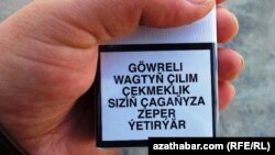 Çilim gutusynda çilim çekýän aýallara duýduryş çap edilipdir