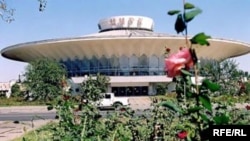 Бишкекте кезегинде цирктин имараты кулпуруп шаардын көркүн ачып турар эле.