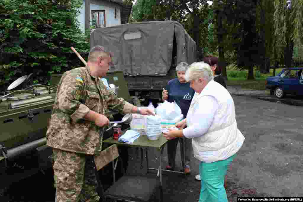 Для учасників змагань також було організовано польову кухню та частування