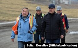 Тенгиз Болтурук и президент Садыр Жапаров на Кумторе. Июнь 2021 года.