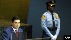 Türkmenistanyň prezidenti Gurbanguly Berdimuhamedow BMG-niň Baş assambleýasynda çykyş edýär, Nýu-Ýork, 2009-njy ýylyň 23-nji sentýabry.