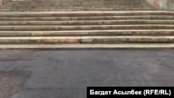 В момент прибытия корреспондента Азаттыка на асфальте перед акиматом уже не было надписи.