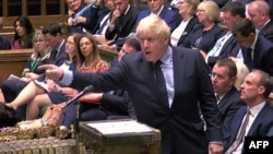 Премьер-министр Великобритании Борис Джонсон выступает во время дебатов в парламенте