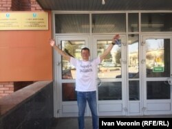 Константин Фокин у входа в здание местной администрации