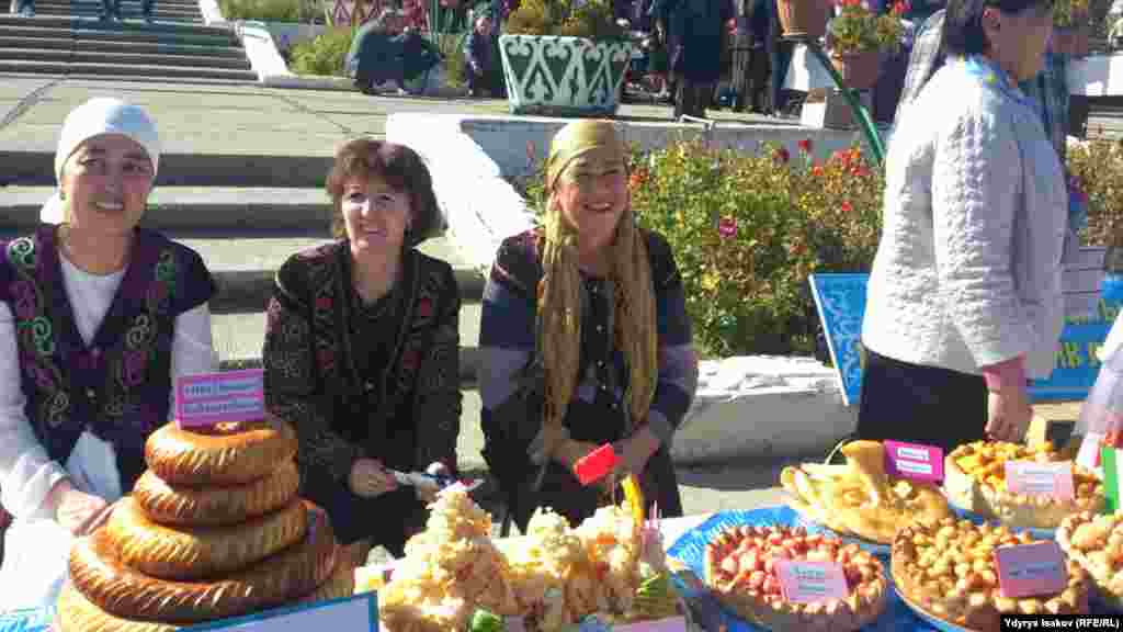 &quot;Боорсок&quot; жармаңкесине бала бакчалардын жамааты жасап келген шириндиктер.