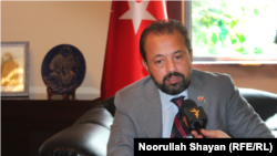 اوزان ارطغرل سفیر ترکیه در افغانستان حین مصاحبه اختصاصی با رادیو آزادی در کابل