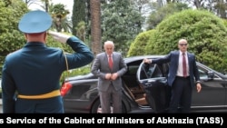 Возвращение Аслана Бжания в страну на этой неделе после месячного отсутствия не было замечено никем