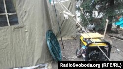 Електрогенератор біля намету