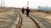 Дорожные рабочие компании «КазМунайТениз», село Боранколь в Мангистауской области, 24 марта 2018 года.   