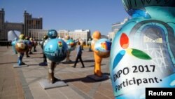Скульптуры, представляющие страны — участницы ЭКСПО-2017. Астана.