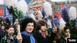 СССР учурундагы Эмгекчилер майрамындагы параддан. Москва, 1-май, 1975-жыл.  