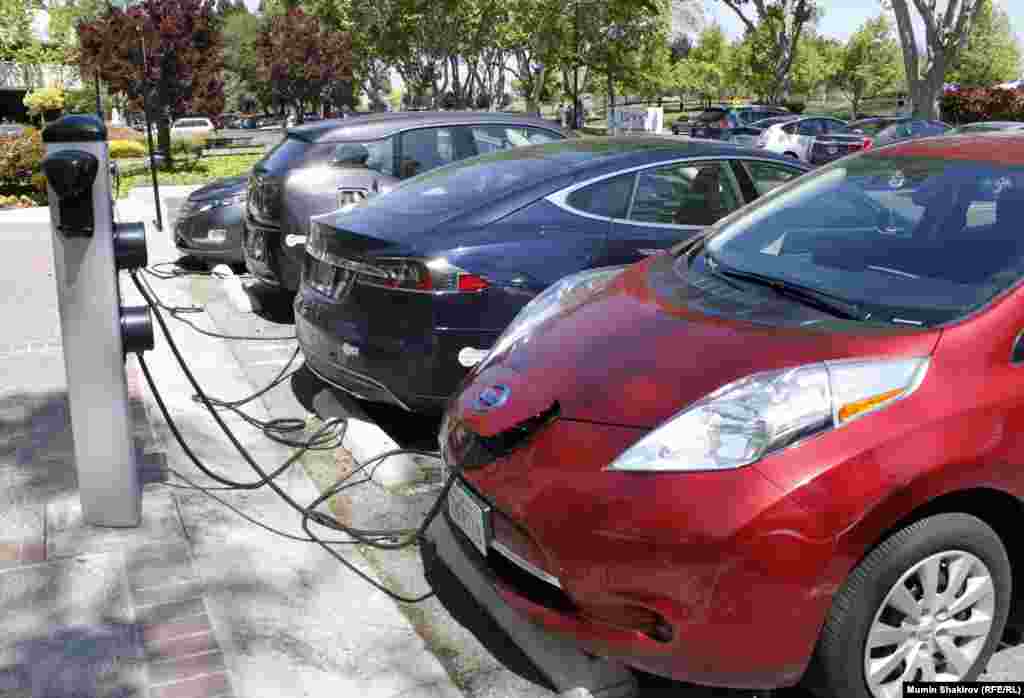 Многие сотрудники Google предпочитают электромобили. Зарядная станция работает на солнечных батареях. Всего тридцать минут заправки - твой автомобиль готов пробежать еще несколько сотен километров по Силиконовой долине &nbsp;&nbsp;