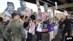 Израилдин борбору Тель-Авивде чогулгандар ок атууну токтотуп, барымтадагыларды бошотуп алууну талап кылууда. 26-август, 2025-жыл. 