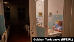 Түнкү нөөмөттө турган медайым. Ооруканада медицина кызматкерлери 24 саат дежур болуп, тыным албай иш үстүндө.