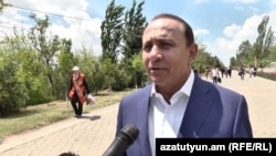 Armenia - Former Prime Minister Hovik Abrahamian speaks to reporters in Yerevan, May 9, 2017.