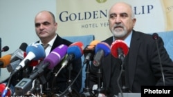 Паруйр Айрикян (справа) на пресс-конференции в Ереване, 5 февраля 2013 г.