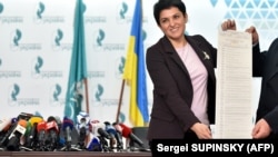 Голова ЦВК Тетяна Сліпачук демонструє бюлетень із іменами 39 кандидатів. Київ, 21 березня, 2019 року