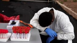 ԱՄՆ - Կորոնավիրուսի ախտորոշման թեստավորում կատարող բուժաշխատողը հոգնել է գերլարված աշխատանքից, Հյուսթոն, Տեքսաս, հուլիս, 2020թ.