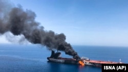 کشتی نفتکشی که در آب‌های تنگه هرمز هدف قرار گرفته است.