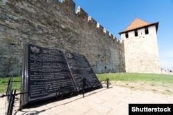 Пам'ятний знак на честь 300-річчя першої Конституції України Пилипа Орлика, встановлений у 2010 році на території воєнно-історичного меморіального комплексу «Бендерська фортеця» в місті Бендери (Молдова, Придністров’я)