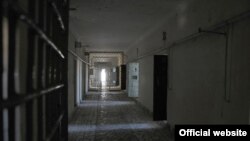 Halkara guramalary türkmen türmelerindäki şertleriň agyrdygyny we adam sanynyň aşa köp bolmagynyň ýokanç keselleriň giňden ýaýramagyna sebäp bolýanlygyny yzygiderli habar berýärler.