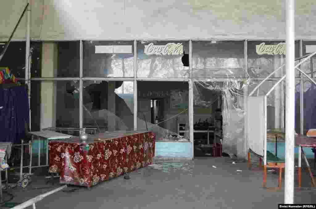 1-марттагы тополоңдо талкаланган кафелердин бири, Ноокат, 2-март.