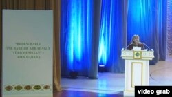 Gözel Şagulyýewa prezidentiň täze döreden goşgusyny taryplaýar. Türkmen TW-sinden alnan surat