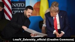 Прэзыдэнты Ўкраіны і ЗША Ўладзімір Зяленскі і Дональд Трамп падчас сустрэчы ў Гаазе 25 чэрвеня 2025