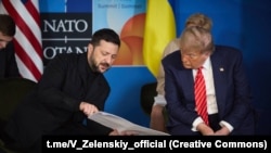 Володимир Зеленський (ліворуч) і Дональд Трамп під час зустрічі в Гаазі, 25 червня 2025 року