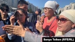 Женщины, собравшиеся в административном центре Нур-Султана с требованием решить социальные проблемы. 19 сентября 2019 года.