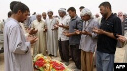 Прохороны «мирных граждан», которые, как утверждают их родственники, были убиты американскими солдатами в ходе ночного рейда. Мекешефа (Самарра), 30 июля