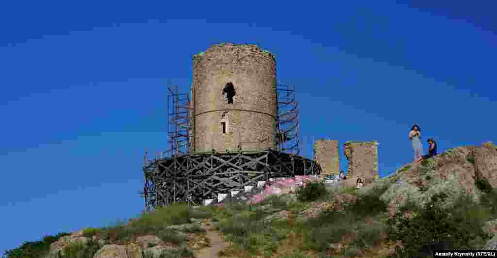 Но местные жители и туристы все равно поднимаются к руинам крепости