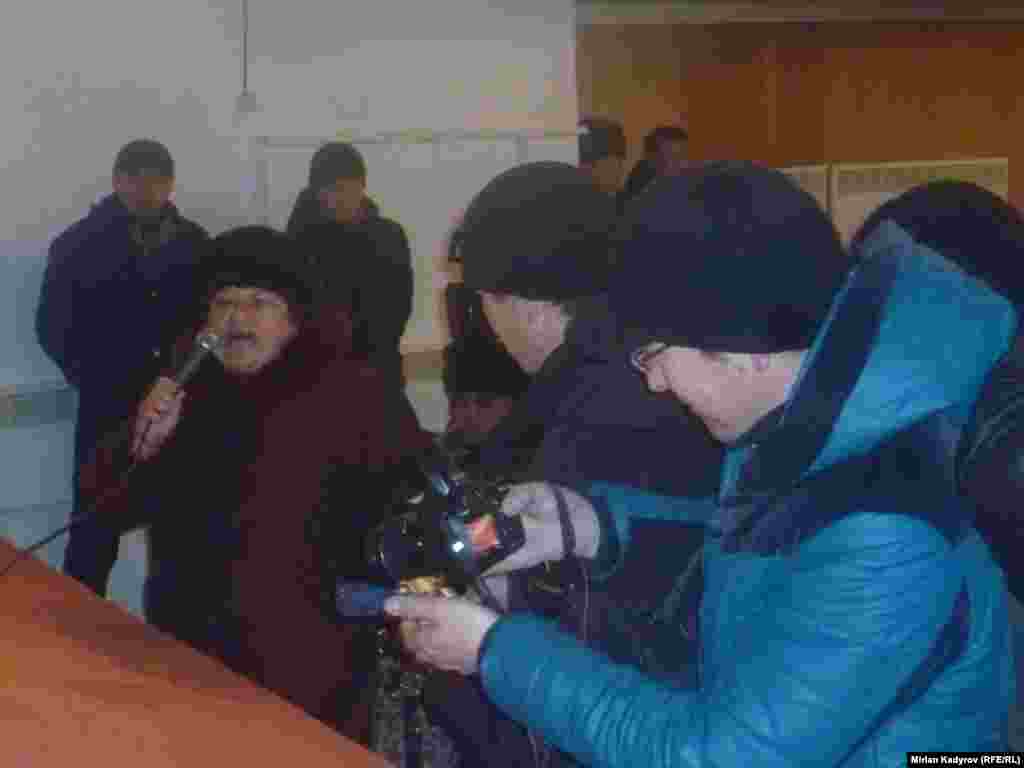 Электр энергиясынын жаңы тарифине ылайык, айына 700 кВт саатка чейин электр кубатын пайдалангандар 70 тыйындан, андан ашкандар 2 сом 5 тыйындан төлөө каралган.