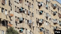 Спутниковые тарелки на стене жилого дома в Иране.