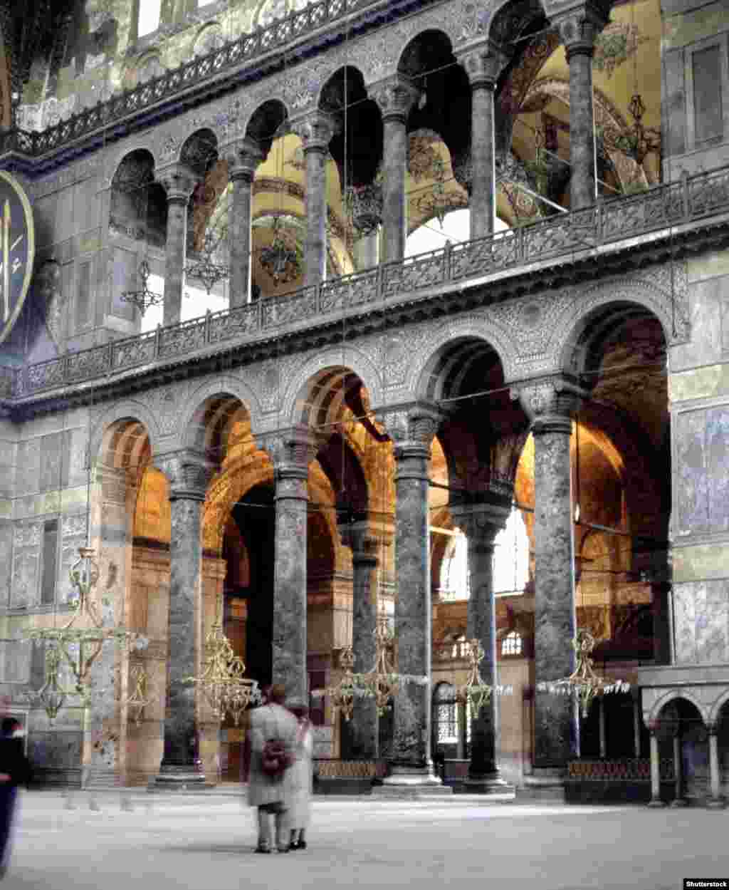 &quot;Айя София&quot; имаратынын ичи. Сурамжылоолорго караганда, түрктөрдүн дээрлик 73 пайызы бул имаратты кайра жамы мечитке айландыруу сунушун жакташкан.