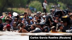 Կենտրոնական Ամերիկայից միգրանտները դեպի ԱՄՆ ճանապարհին անցնում են Գվատեմալայի և Մեքսիկայի սահմանով հոսող Սուչյատե գետը, արխիվ