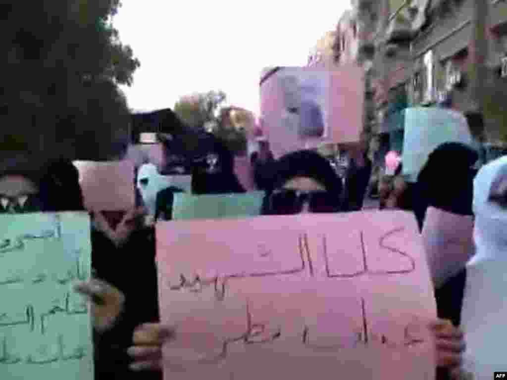 Женщины требуют освобождения политзаключенных. 