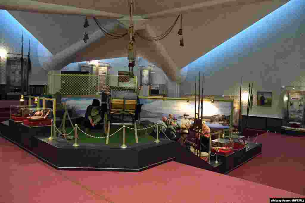 В описаниях этого сооружения говорится, что оформление внутренних залов стилизовано под юрту. Главный зал отражает в символической форме казахские народные представления о членении мира на три уровня (мир умерших, мир живых и мир богов), а также идею центральной оси Мира (Темир казык). За 31 год своего существования музей пережил реконструкцию, которая продолжалась более двух лет и закончилась в 2013 году. Также пополнили экспозицию новыми экспонатами, полученными из музеев России, из архива в Алматы и от потомков Чокана Валиханова. &nbsp;