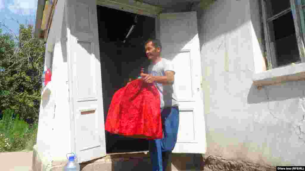 Сын Айбоби - сварщик по специальности - съездил в село Алкатерек в СКО. Говорит, что местные власти обещали помочь с трудоустройством и поиском жилья. По его словам, обсудив все бытовые вопросы, семья решила переехать туда. &nbsp;