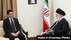 Gurbanguly Berdimuhamedow Ali Hamenei bilen duşuşyk wagtynda. Arhiw suraty, Tähran, 22-nji noýabr, 2015.