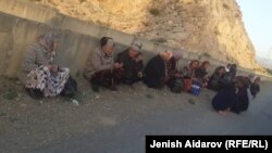 Чек арадагы Көк-Таш  айылынын тургундары. Куралдуу жанжал башталганда коопсузга жайга чыгуу учуру. 29-апрель 2021-жыл