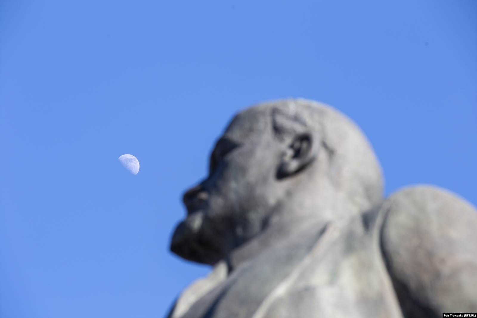 Луна и памятник Ленину в Байконуре, Казахстан, 15 марта 2019 года. 