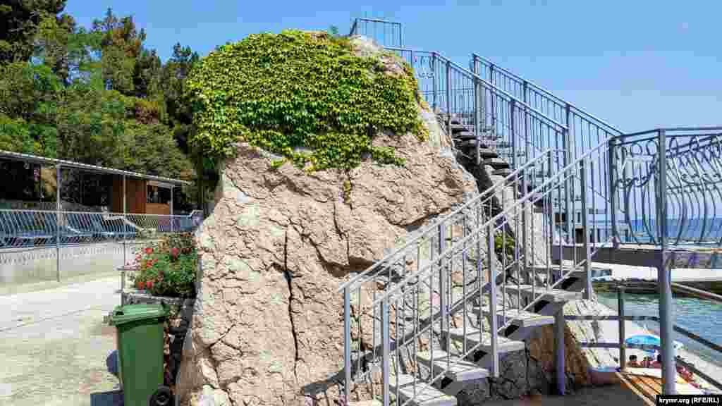 Тут зупиняються в основному ті туристи, які прагнуть усамітнитися в тихому маленькому селищі на узбережжі Чорного моря. &nbsp; Як проходять липневі дні в Місхорі &ndash;​ дивіться у фотогалереї