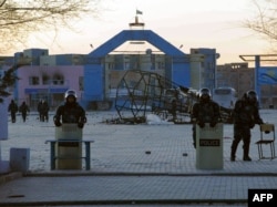 Тәуелсіздік алаңын күзетіп тұрған полиция жасағы. Жаңаөзен, 18 желтоқсан 2011 жыл.